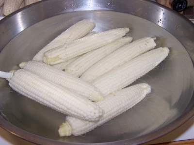 طرق تخزين الخضار والفواكه بالصور      (الجزء الاول) Corn in ice water